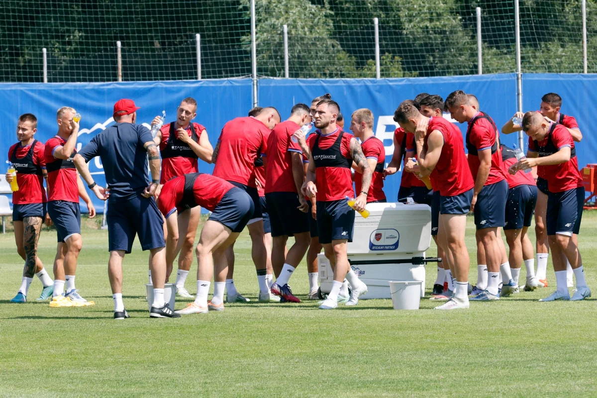 Niespodziewane problemy organizacyjne ma kazachski klub FK Astana. Drużyna, która ma zmierzyć się z Rakowem Częstochowa nie dotarła w środę do Polski. Spotkanie ma się jednak odbyć normalnie.