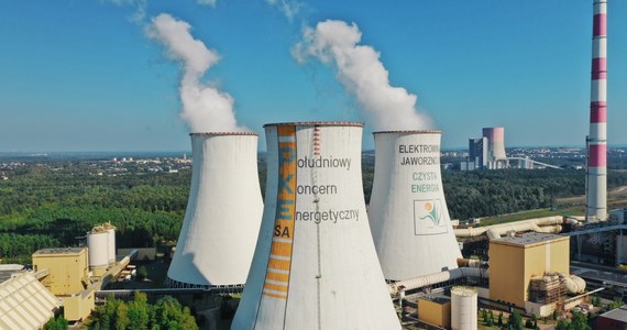 Polskim elektrowniom zaczyna brakować węgla i muszą ograniczać produkcję prądu. Najnowsze przestoje dotknęły nowoczesną elektrownię grupy Tauron w Jaworznie, zbudowaną za 6 miliardów złotych - informował dziennikarz RMF FM Krzysztof Berenda. Rzecznik Tauronu stwierdził jednak, że nieprawdziwe są "informacje dotyczące rzekomych złych parametrów podawanego na blok paliwa i - występujących w tego konsekwencji awarii". "Dysponujemy odpowiednimi zapasami węgla, a paliwo używane w jednostce spełnia warunki jakościowe, określone w kontrakcie" - czytamy w komunikacie przesłanym do naszej redakcji. 