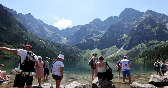 Turyści spacerujący po tatrzańskich szlakach nagminnie szukają ochłody w tutejszych potokach i stawach. Przyrodnicy z Tatrzańskiego Parku Narodowego  przypominają jednak, że kąpiele w Tatrach są zabronione i grozi za to mandat do 1 tys. zł.