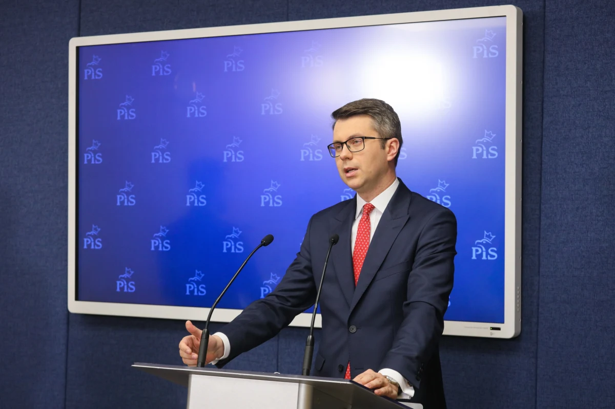 "Zmiana co do struktury funkcjonowania obszaru energetyki w rządzie" - tak rzecznik rządu Piotr Muller tłumaczy odwołanie Piotra Naimskiego z funkcji pełnomocnika rządu do spraw strategicznej infrastruktury energetycznej. Jednocześnie chwali zdymisjonowanego urzędnika.