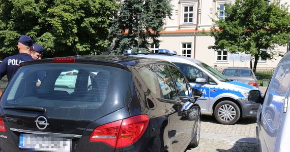 39-letni mieszkaniec Lublina został zatrzymany przez emerytów w momencie kiedy próbował odjechać z parkingu. Badanie alkomatem wykazało u niego 3 promile alkoholu. Mężczyzna już stracił prawo jazdy. Dodatkowo grozi mu wysoka grzywna oraz kara do 2 lat pozbawienia wolności.