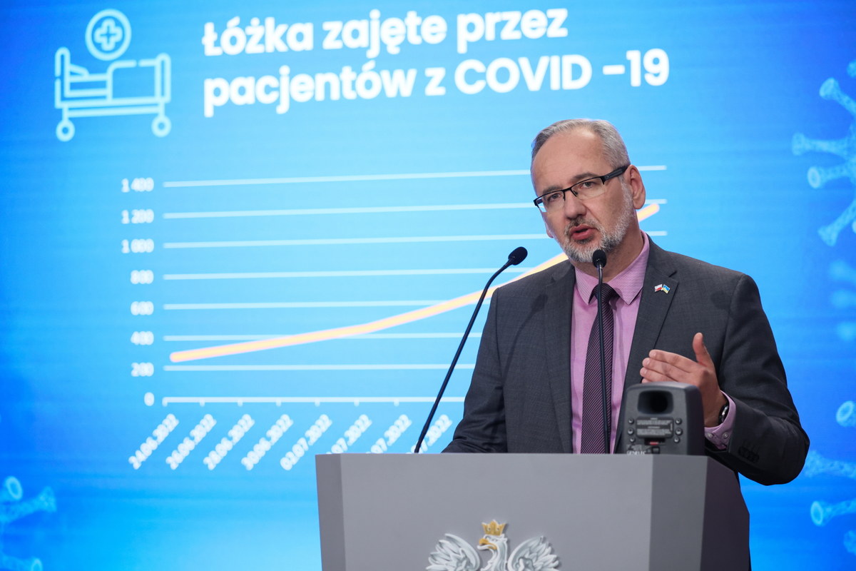 Szacujemy, że szczyt letniej fali koronawirusa nastąpi w drugiej połowie sierpnia. Dzienna liczba zakażeń może wynieść 8-10 tys. - poinformował minister zdrowia Adam Niedzielski. Szef MZ zapowiadał również nowe zalecenia dotyczące przyjmowania czwartej dawki szczepionki przeciw Covid-19.