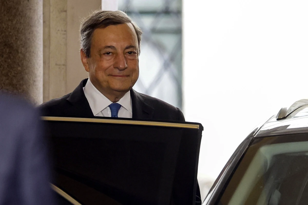 Premier Włoch Mario Draghi złożył w czwartek dymisję na ręce prezydenta Sergia Mattarelli - podał Pałac Prezydencki po ich porannym spotkaniu. W wydanym komunikacie poinformowano, że szef państwa przyjął do wiadomości decyzję premiera. Od tej pory rząd, już z ograniczonymi uprawnieniami, będzie zajmował się tylko sprawami bieżącymi.