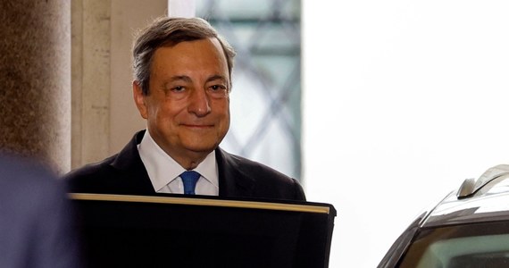 Premier Włoch Mario Draghi złożył w czwartek dymisję na ręce prezydenta Sergia Mattarelli - podał Pałac Prezydencki po ich porannym spotkaniu. W wydanym komunikacie poinformowano, że szef państwa przyjął do wiadomości decyzję premiera. Od tej pory rząd, już z ograniczonymi uprawnieniami, będzie zajmował się tylko sprawami bieżącymi.