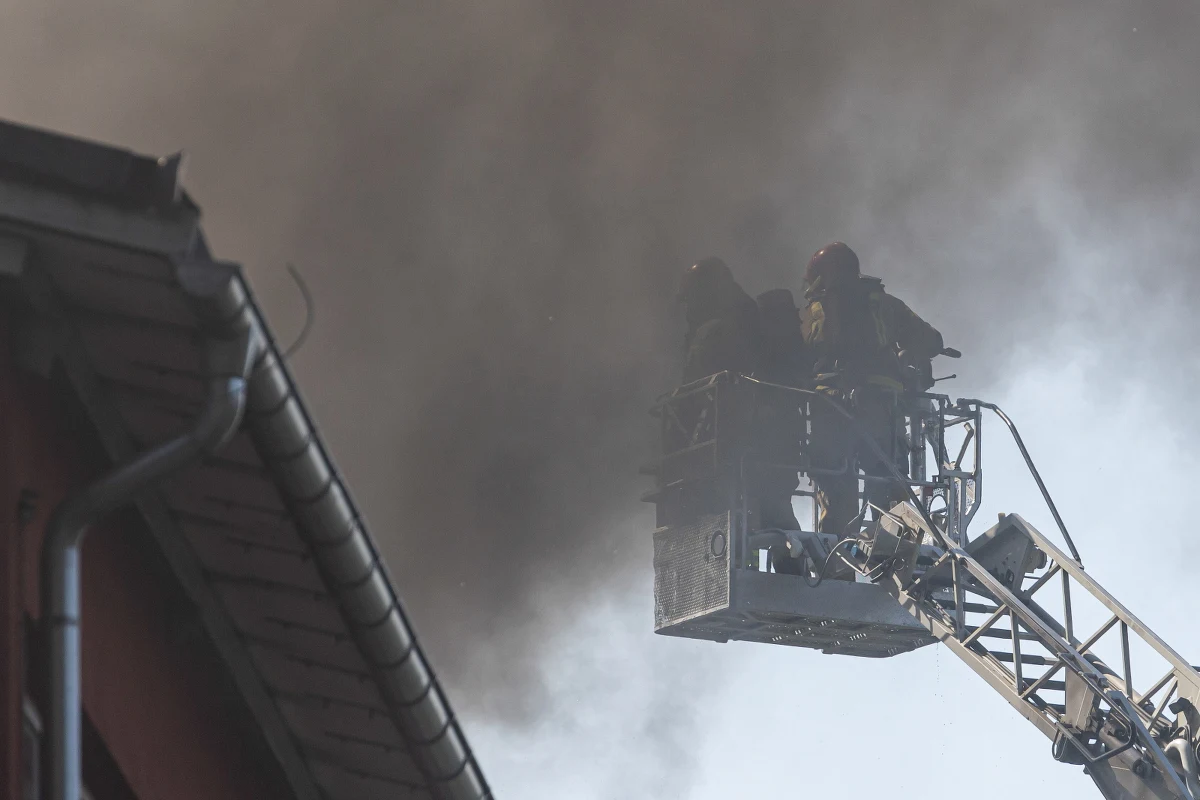 Strażacy walczą z pożarem dachu hali sportowej przy ul. Leśnej w podpoznańskim Czerwonaku. Nie ma informacji o osobach poszkodowanych. 