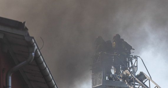 Strażacy walczą z pożarem dachu hali sportowej przy ul. Leśnej w podpoznańskim Czerwonaku. Nie ma informacji o osobach poszkodowanych. 
