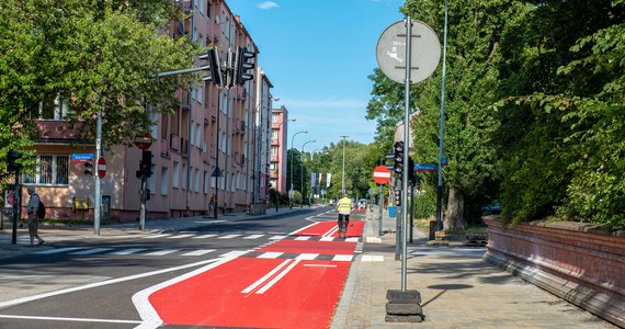 Pierwsza w Łodzi dwukierunkowa droga dla rowerów powstała na ul. Jaracza. To oznacza, że remont ulicy, nie tylko zakończy się równą i prostą nawierzchnią dla kierowców, ale też będą ułatwienia dla rowerzystów.