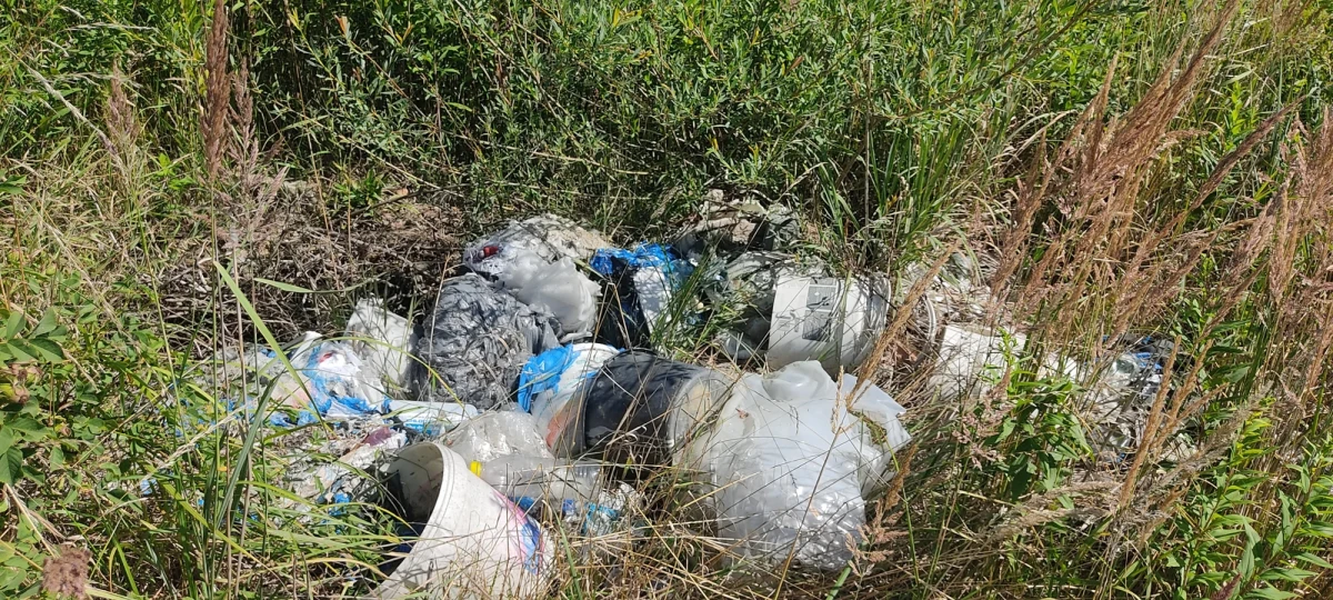 Po naszej interwencji Wydział Kształtowania Środowiska Urzędu Miasta Krakowa kontroluje dzisiaj potencjalne składowisko odpadów budowlanych. W lipcu gmina kupiła ten teren od dewelopera z przeznaczeniem na zieleń. Mieszkańcy, którzy skontaktowali się z nami ostrzegają, że niewinna "górka" rozdzielająca torowisko PKP od osiedla, znajdująca się na tej działce zawiera m.in. odpady budowlane.