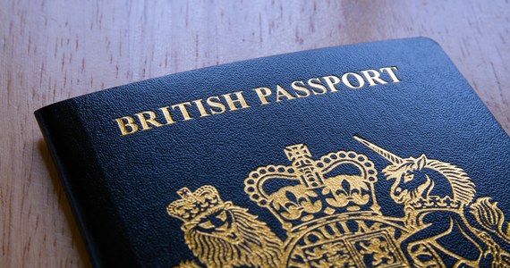 ​Ponad 50 tysięcy Brytyjczyków wciąż czeka na nowe paszporty. Pandemia i opieszałość urzędników pokrzyżowała ich wakacyjne plany.