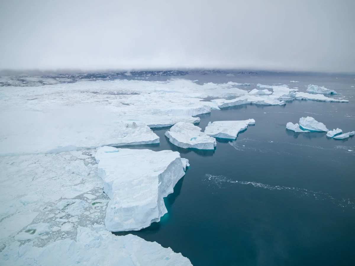 Kilka dni nietypowo wysokiej temperatury w północnej Grenlandii wywołało gwałtowne topnienie pokrywy lodowej wyspy. Woda uwolniona w ten sposób tylko w miniony weekend wystarczyłaby do zapełnienia ponad 7 mln basenów olimpijskich - alarmują badacze.