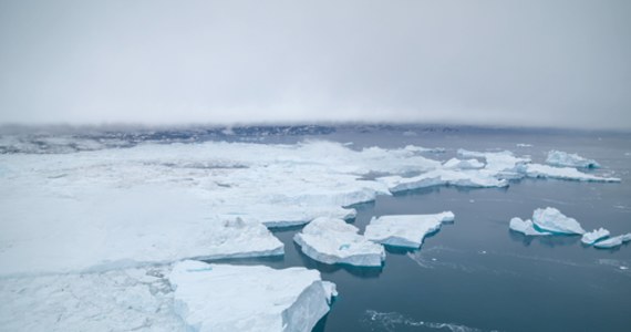 Kilka dni nietypowo wysokiej temperatury w północnej Grenlandii wywołało gwałtowne topnienie pokrywy lodowej wyspy. Woda uwolniona w ten sposób tylko w miniony weekend wystarczyłaby do zapełnienia ponad 7 mln basenów olimpijskich - alarmują badacze.