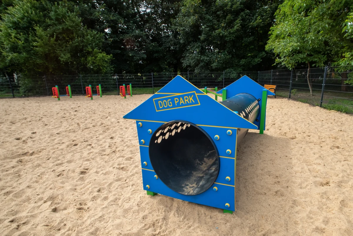 Na łódzkim osiedlu "Ruda" jest nowe miejsce dla miłośników psów. Przy ulicy Dzwonowej powstał psi wybieg ze strefą treningową typu agility. Park dla czworonogów kosztował ponad 170 tys. zł i powstał dzięki Budżetowi Obywatelskiemu.