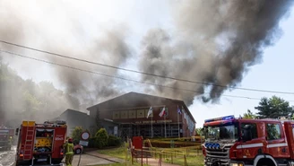 Pożar hali sportowej pod Poznaniem. Ogień strawił dach