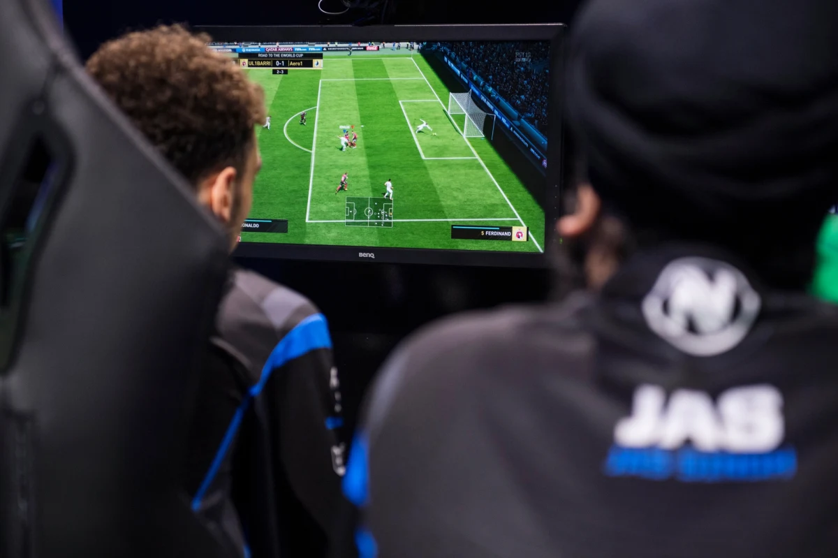 EA Sport poinformował, że w najnowszej edycji kultowej gry piłkarskiej FIFA nie będzie rosyjskiej reprezentacji ani klubów z tego kraju. "Solidaryzujemy się z narodem ukraińskim" - przekazał producent w komunikacie.