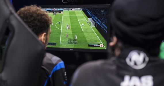 EA Sport poinformował, że w najnowszej edycji kultowej gry piłkarskiej FIFA nie będzie rosyjskiej reprezentacji ani klubów z tego kraju. "Solidaryzujemy się z narodem ukraińskim" - przekazał producent w komunikacie.
