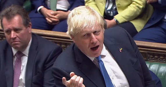 Dochodzenie badające, czy Boris Johnson, składając wyjaśnienia w sprawie imprez na Downing Street, świadomie wprowadził w błąd parlament, będzie kontynuowane, niezależnie od tego, że premier zapowiedział rezygnację. Jeśli Johnson zostanie uznany za winnego, grozi mu utrata mandatu posła.