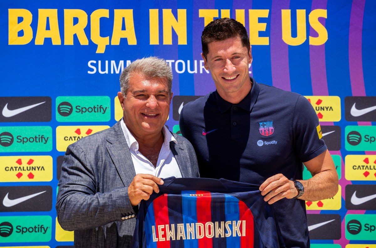 Dyrekcja hiszpańskiego klubu FC Barcelona zapewniła w umowie zawartej na cztery sezony z Robertem Lewandowskim, że polski piłkarz będzie występował z numerem 9 na koszulce - dowiedział się kataloński dziennik "Sport".