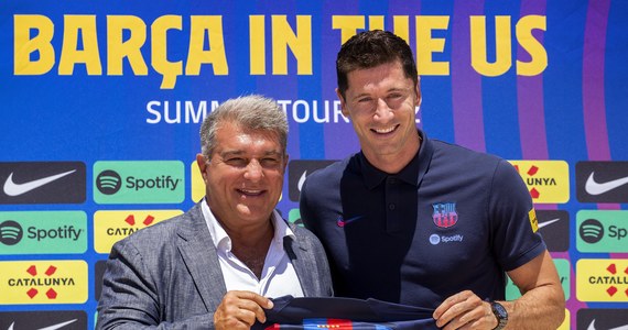 Dyrekcja hiszpańskiego klubu FC Barcelona zapewniła w umowie zawartej na cztery sezony z Robertem Lewandowskim, że polski piłkarz będzie występował z numerem 9 na koszulce - dowiedział się kataloński dziennik "Sport".