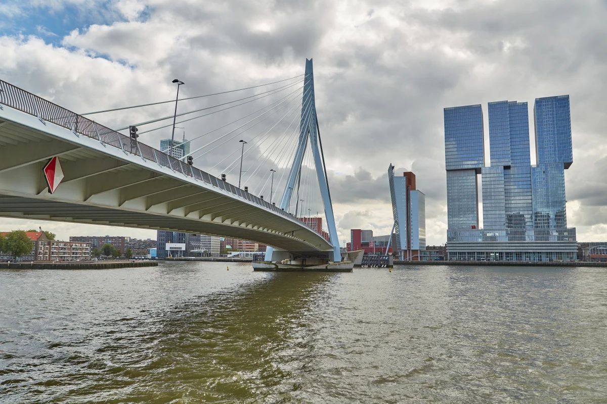 Do niebezpiecznej sytuacji doszło dziś na rzece Nowa Moza w Rotterdamie. Na wysokości mostu Erasmusbrug zderzyła się duża jednostka przewożąca turystów i taksówka wodna. Mniejsza łódź zatonęła. Całe zdarzenie zarejestrowały kamery monitoringu. Na szczęście nikt nie został ranny.