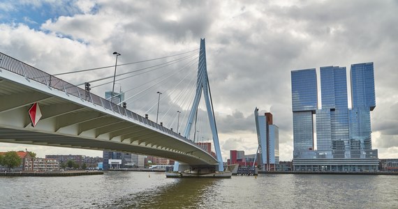 Do niebezpiecznej sytuacji doszło dziś na rzece Nowa Moza w Rotterdamie. Na wysokości mostu Erasmusbrug zderzyła się duża jednostka przewożąca turystów i taksówka wodna. Mniejsza łódź zatonęła. Całe zdarzenie zarejestrowały kamery monitoringu. Na szczęście nikt nie został ranny.