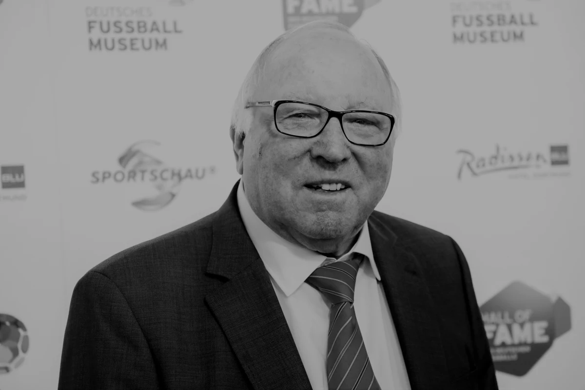 W wieku 85 lat zmarł w czwartek Uwe Seeler, legendarny niemiecki piłkarz, wieloletni kapitan reprezentacji, wicemistrz świata z 1966 roku, który przez całą karierę wierny był Hamburgerowi SV.