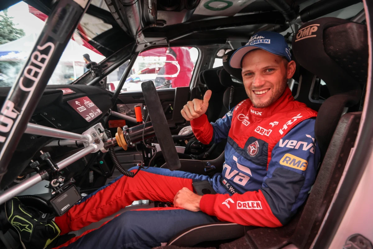 Już w ten weekend podczas wakacyjnej przerwy Kacper Wróblewski – ORLEN Team, wystąpi gościnnie w Rajdzie Małopolskim. Jest to impreza zorganizowana w formule rajdu okręgowego oraz super KJS, do której zgłosiły się 94 załogi. Kacper tym razem pojedzie jako kierowca tzw. samochodu funkcyjnego. 