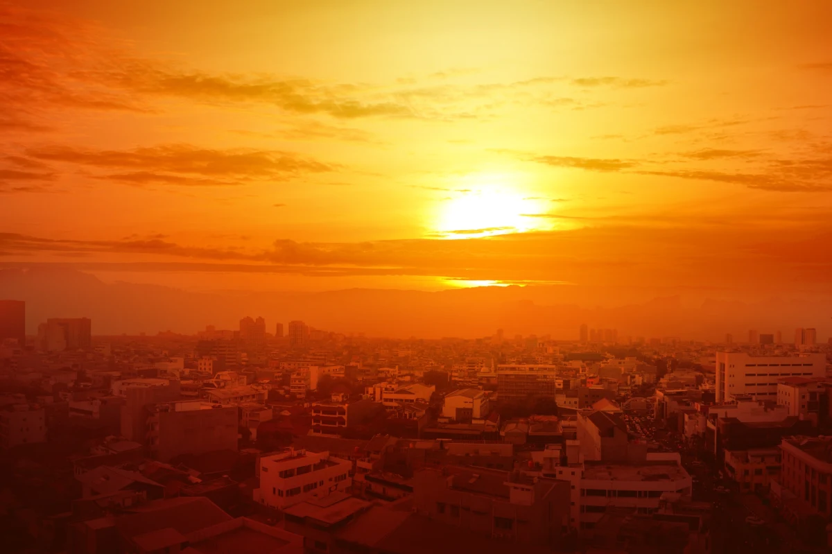 ​IMGW podał, że w czwartek we Wrocławiu zanotowano aż 37,4 stopnia. Tym samym został pobity rekord gorąca z 2019 roku. Jeszcze wyższą temperaturę odczytano w Kórniku - 37,9 stopnia.