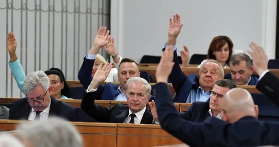 Senat w bloku głosowań na zakończenie posiedzenia przyjął 19 poprawek redakcyjnych do nowelizacji tzw. ustawy sankcyjnej. Teraz proponowanymi zmianami w noweli zajmie się Sejm.