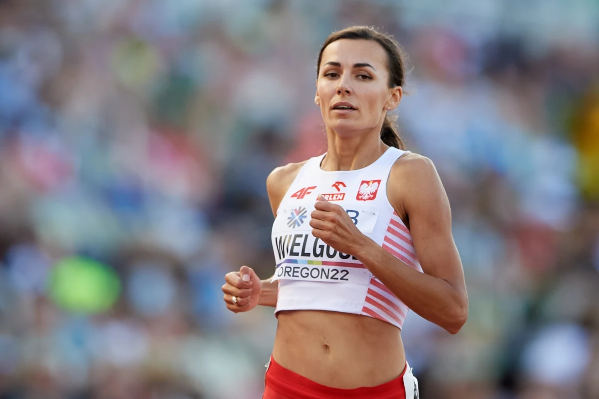 W siódmym dniu lekkoatletycznych mistrzostw świata w Eugene Shericka Jackson z Jamajki zdobyła złoty medal w biegu na 200 m. Najlepszym zawodnikiem na tym dystansie był Amerykanin Noah Lyles. Anna Wielgosz awansowała do półfinałów biegu na 800 m.