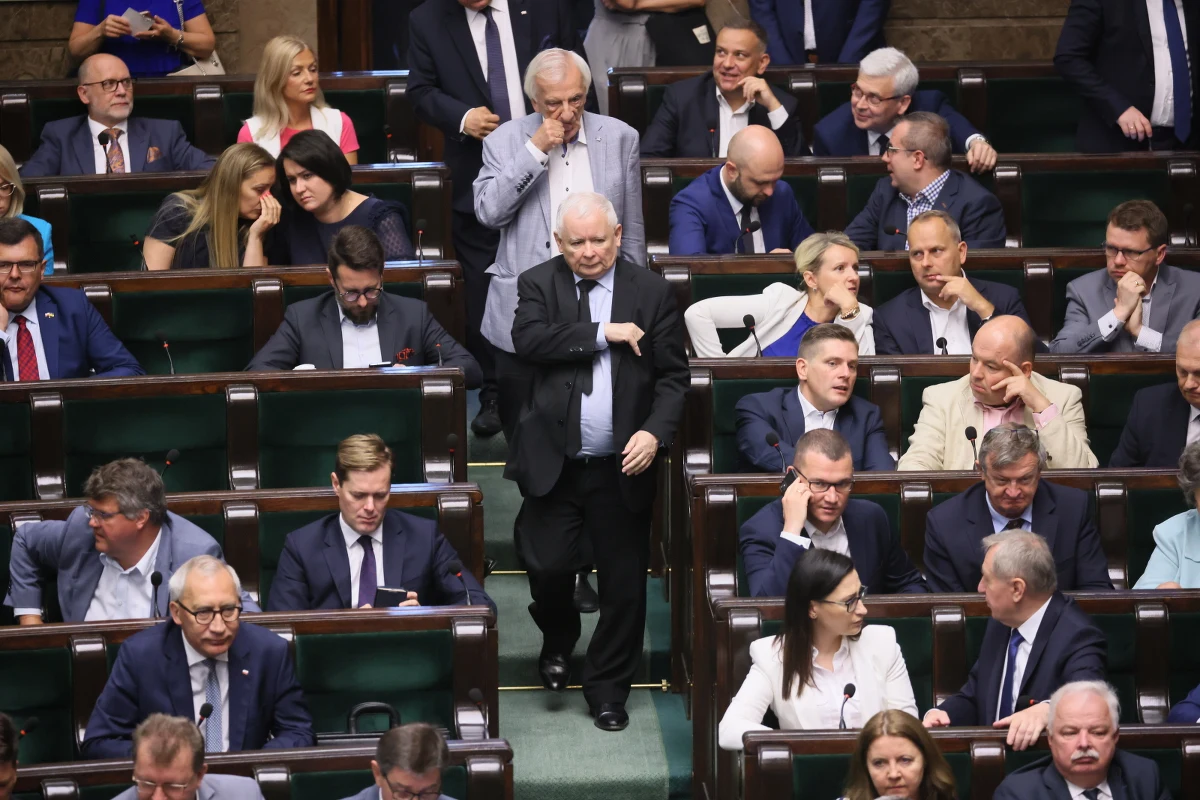 "Mateusz Morawiecki zostaje na stanowisku premiera" – oświadczył w wywiadzie dla "Polska Times" lider Prawa i Sprawiedliwości Jarosław Kaczyński. Jak dodał, bez jego zgody odwołanie szefa rządu nie byłoby możliwe, a nie popiera takiego pomysłu. 