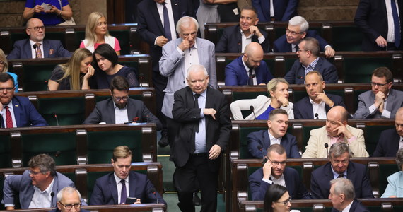 "Mateusz Morawiecki zostaje na stanowisku premiera" – oświadczył w wywiadzie dla "Polska Times" lider Prawa i Sprawiedliwości Jarosław Kaczyński. Jak dodał, bez jego zgody odwołanie szefa rządu nie byłoby możliwe, a nie popiera takiego pomysłu. 
