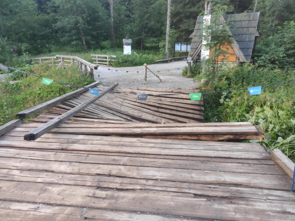 Pod ciężarem traktora załamał się mostek w Kuźnicach. To przez niego turyści wędrują na szlak w kierunku Hali Gąsienicowej i Nosala. 