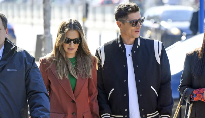 Robert Lewandowski na ławce, ale żona przyszła na mecz. Nie była sama