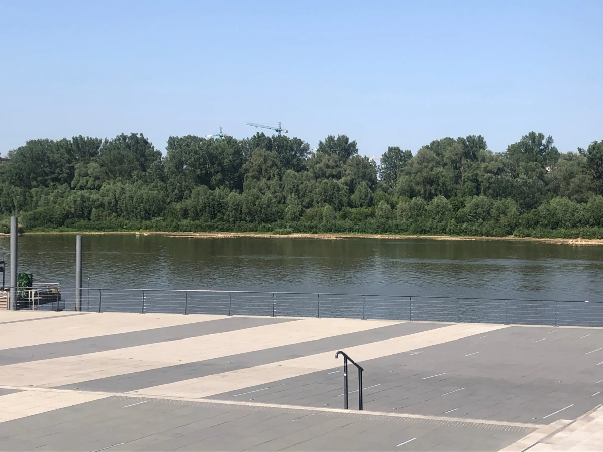 Rekordowo niski poziom wody na polskich rzekach. Aż 222 stacje wodowskazowe na ponad pół tysiąca w całym kraju wskazują stan suszy hydrologicznej. Takiego wyniku nie było od początku pomiarów. Sprawdzamy, jaka jest sytuacja na Wiśle w Warszawie.