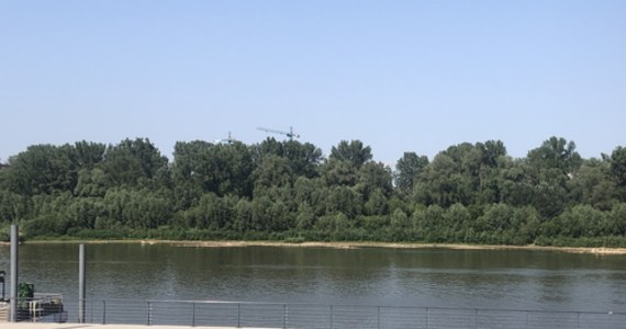 Rekordowo niski poziom wody na polskich rzekach. Aż 222 stacje wodowskazowe na ponad pół tysiąca w całym kraju wskazują stan suszy hydrologicznej. Takiego wyniku nie było od początku pomiarów. Sprawdzamy, jaka jest sytuacja na Wiśle w Warszawie.