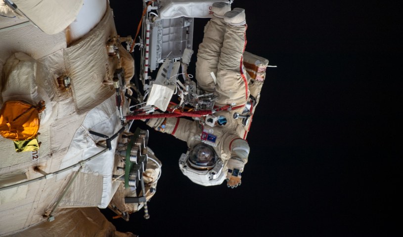 Wygląda na to, że albo Dmitrij Rogozin jak zwykle powiedział za dużo, albo jego astronauci przyjmują polecenia od kogoś innego, bo właśnie mogliśmy oglądać kosmiczny spacer duetu rosyjsko-włoskiego, który wykonywał prace związane z nowym robotycznym ramieniem ISS. 