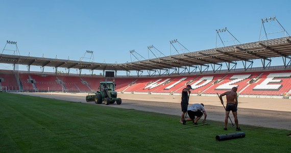 Trwa wymiana murawy na Stadionie Miejskim przy al. Piłsudskiego w Łodzi. W pierwszym transporcie z Węgier przyjechało sześć TIR-ów specjalnej trawy. Pochodzi z tej samej plantacji, z której korzysta m.in. niemiecka Bundesliga.  