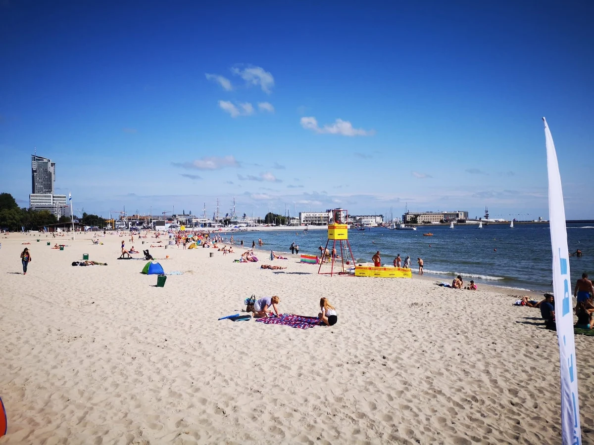 Które kąpielisko jest najbliżej nas, gdzie jest najszersza plaża i najcieplejsza woda, a gdzie pojawiły się sinice i nie można się kąpać. Te wszystkie informacje znajdziemy w gdyńskiej aplikacji. Pomoże ona w znalezieniu miejsca z najlepszymi warunkami do kąpieli w morzu. Działa w Gdyni, w aplikacji gdynia.pl