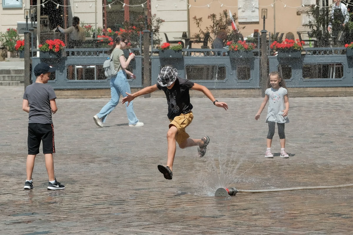 W piątek masy gorącego powietrza są we wschodniej i południowej części kraju, gdzie temperatury maksymalne w ciągu dnia osiągną do 34 stopni Celsjusza - powiedział Michał Folwarski z Centralnego Biura Prognoz IMGW-PIB.