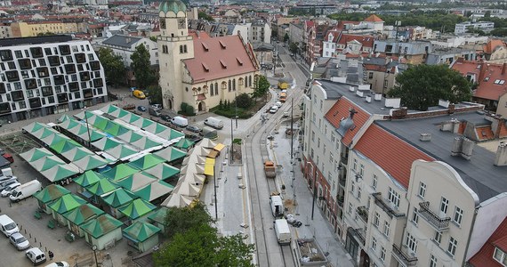  Kończą się prace na torowisku w ul. 28 Czerwca 1956 r. na Wildzie. Ze względu na przygotowania do powrotu tramwajów na zmodernizowane tory, wyłączone zostanie napięcie w sieci trakcyjnej zasilającej trasy na Wildzie. Tramwaje linii numer 0, 9 i 18 pojadą zmienionymi trasami.