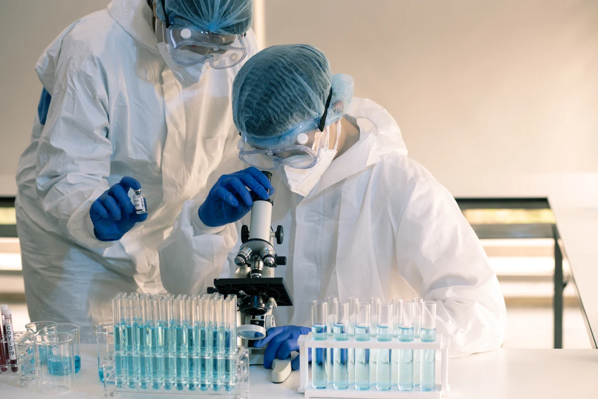 Miejskie Przedsiębiorstwo Wodociągów i Kanalizacji w Warszawie od marca regularnie analizuje próbki pobierane ze ścieków, by wiedzieć, na jakim etapie epidemii obecnie się znajduje. Od czerwca widoczny jest w nich wzrost obecności koronawirusa.