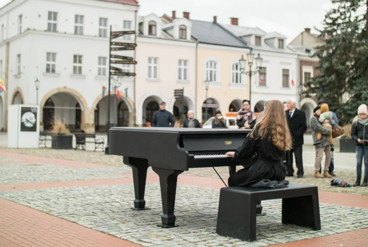 Już za kilka dni na Placu Wejhera w Wejherowie rozbrzmi muzyka. 28 lipca na rynku stanie fortepian zewnętrzny. Będzie można korzystać z niego przez dwa tygodnie, do 11 sierpnia.