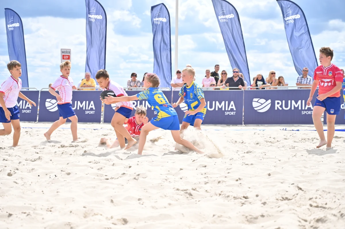 Całodniowe zmagania najmłodszych adeptów rugby na plaży będą zwieńczone turniejem finałowym seniorów w formule 1vs1. Widowiskowe gry jeden na jeden wyłonią najlepszego zawodnika rugby w Polsce. Zwycięzca odbierze prestiżowe trofeum - Młot THORA.