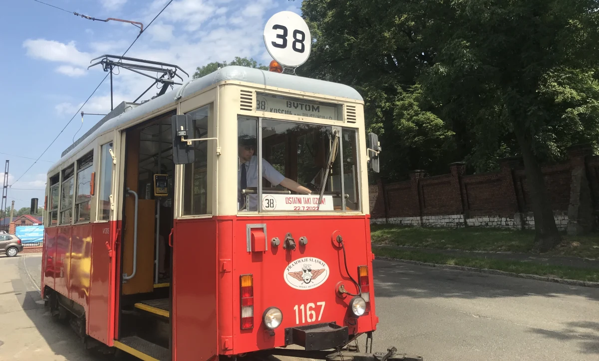 Najkrótsza w Europie, licząca zaledwie 4 przystanki linia tramwajowa, która funkcjonowała w Bytomiu, przechodzi do historii. Dziś jeżdżący tam historyczny wagon linii numer 38 ostatni raz przemierza starą trasę. Niebawem zacznie się remont całej ulicy. W przyszłym roku trasa zostanie wydłużona i oprócz starego wozu będą tam kursować także nowoczesne tramwaje.