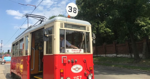 Najkrótsza w Europie, licząca zaledwie 4 przystanki linia tramwajowa, która funkcjonowała w Bytomiu, przechodzi do historii. Dziś jeżdżący tam historyczny wagon linii numer 38 ostatni raz przemierza starą trasę. Niebawem zacznie się remont całej ulicy. W przyszłym roku trasa zostanie wydłużona i oprócz starego wozu będą tam kursować także nowoczesne tramwaje.