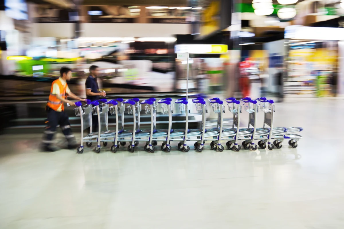Trzej pracownicy firmy z lotniska w Duesseldorfie zamieścili na TikToku nagranie, na którym widać, jak w czasie pracy, stojąc na płycie lotniska, pokazują do kamery pozdrowienie członków islamskiej organizacji terrorystycznej, czyli wysunięty do góry palec wskazujący- piszą niemieckie media. Mężczyźni stracili już pracę.