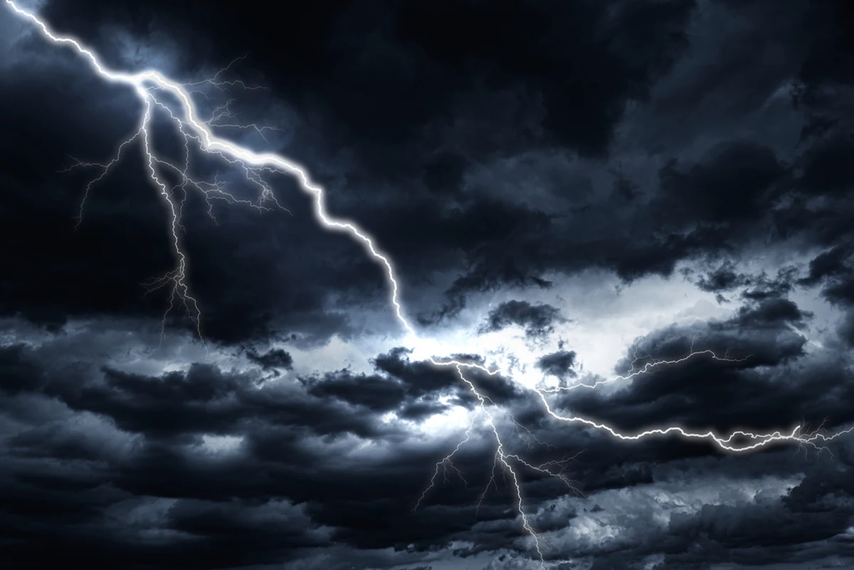 W Tatrach - tak, jak w dużej części Polski - synoptycy zapowiadają załamanie pogody. Trzeba liczyć się z burzami i deszczem. Ratownik dyżurny Tatrzańskiego Ochotniczego Pogotowia Ratunkowego Piotr Konopka przypomina podstawowe zasady postępowania na wypadek, gdyby w trakcie górskiej wędrówki zastała nas burza.