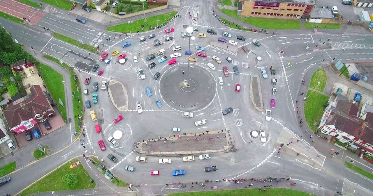 Pięć małych rond wokół jednego dużego. Tak w skrócie można opisać rondo o nazwie Magic Roundabout, które znajduje się w Swindon w Wielkiej Brytanii. Kierowcy uznają je za jedno z najbardziej przerażających w kraju.
