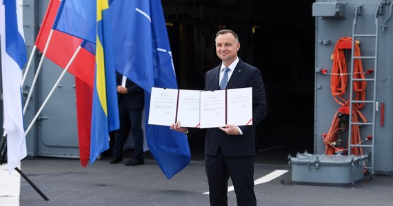 "To bardzo ważny dzień nie tylko dla NATO i dla naszej części Europy. To bardzo ważny dzień dla bezpieczeństwa przyszłych pokoleń" - powiedział w Gdyni, po podpisaniu ustaw ws. ratyfikacji akcesji Szwecji i Finlandii do NATO prezydent Andrzej Duda.