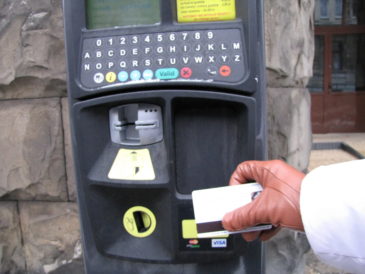 Od października będzie można płacić Kartą Łodzianina za parkowanie w mieście. Właśnie trwają prace nad rozszerzeniem funkcjonalności karty miejskiej. Taką opłatę będzie można wnieść także wykorzystując aplikację.